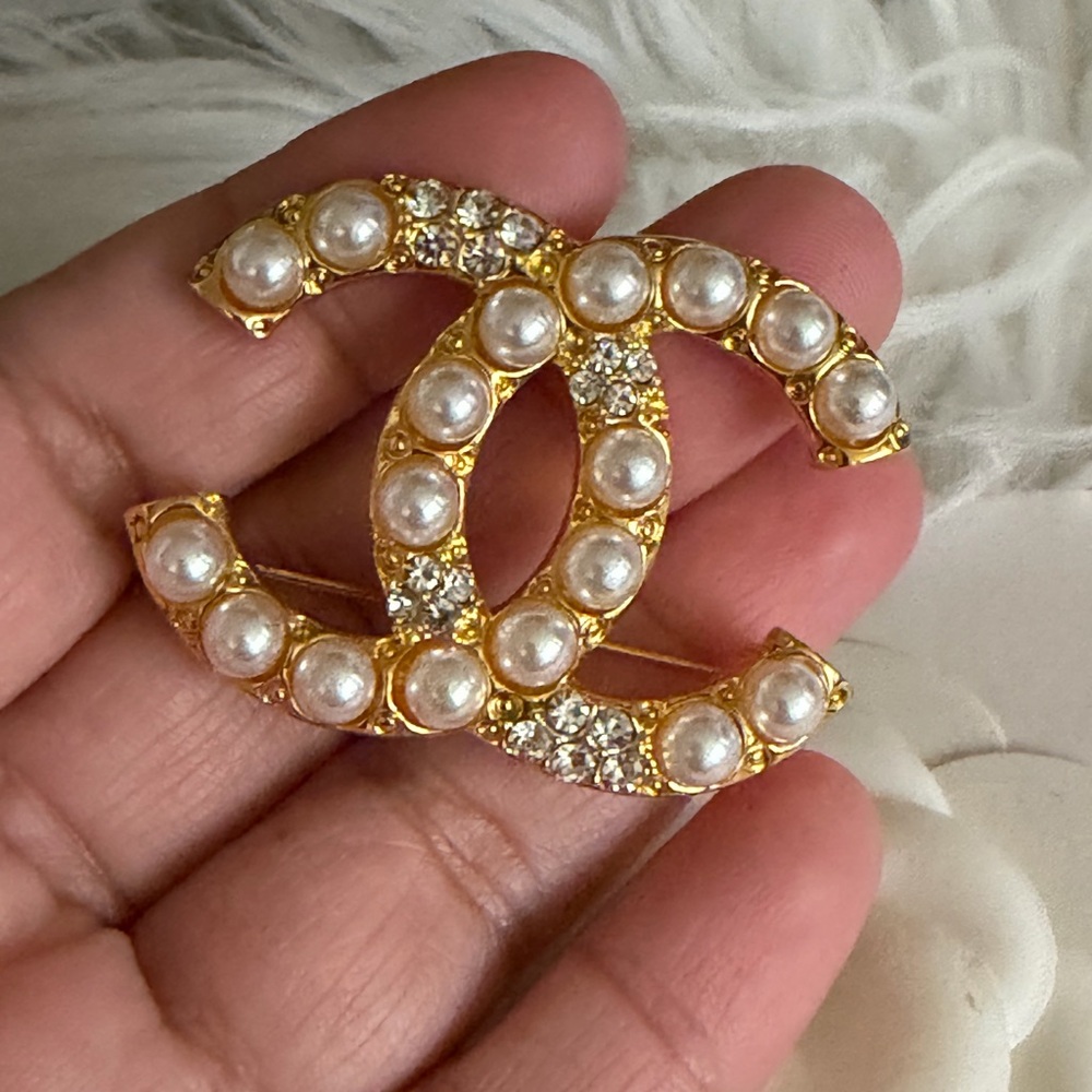 CHANEL Gold and faux Pearl Brooch - Picture 5 of 7